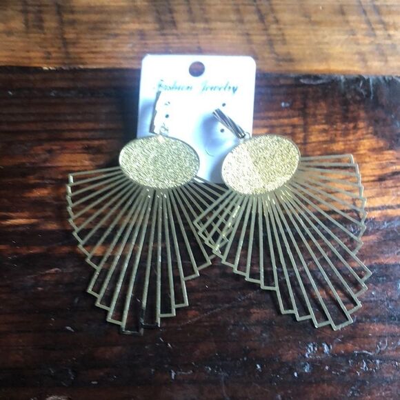Fashion Earrings in Fan Design, Gold color, lightweight, for pierced ears - Picture 1 of 4